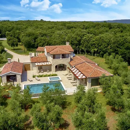 Villa Casa Ginetto For 8 People Near Pula With Infinity 45 M2 And Extra Kids Pool & Large Garden