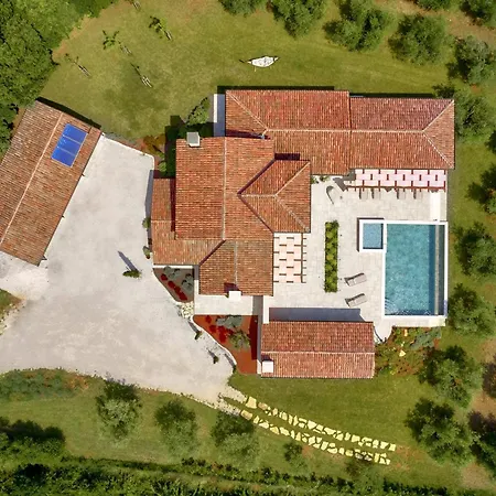 Villa Casa Ginetto For 8 People Near Pula With Infinity 45 M2 And Extra Kids Pool & Large Garden Sisan