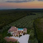 Villa Casa Ginetto Near Pula With 45 M2 And Extra Kids Pool, Wellness Area And Game & Grill Lounge *