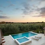 Casa Ginetto Near Pula With 45 M2 And Extra Kids Pool, Wellness Area And Game & Grill Lounge Villa