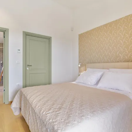 Villa Casa Ginetto For 8 People Near Pula With Infinity 45 M2 And Extra Kids Pool & Large Garden