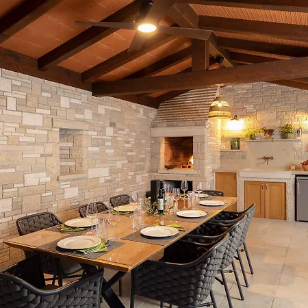 Casa Ginetto Near Pula With 45 M2 And Extra Kids Pool, Wellness Area And Game & Grill Lounge * Šišan