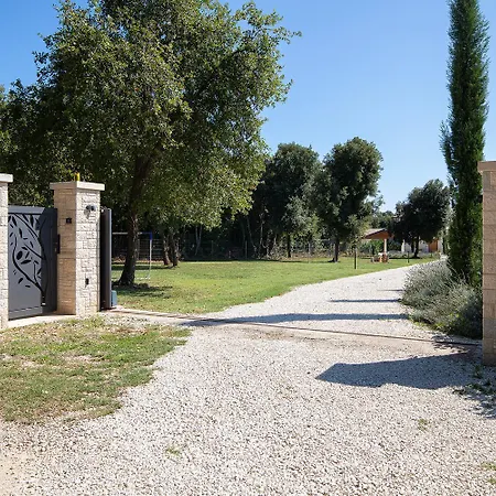 Casa Ginetto Near Pula With 45 M2 And Extra Kids Pool, Wellness Area And Game & Grill Lounge Šišan
